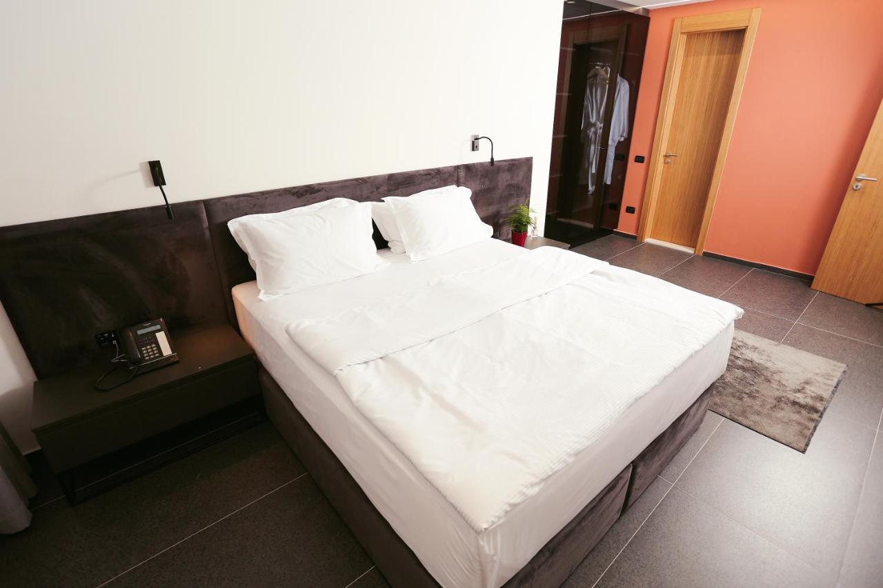 Gjakova Hotel 12 מראה חיצוני תמונה